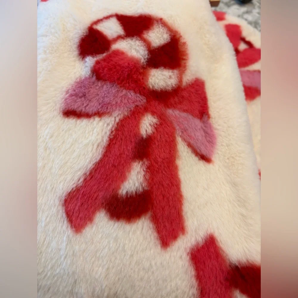 NWT Rachel Rachel Roy Candy Cane Bow Christmas Oversized Faux Fur Throw Blanket